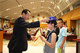オリエンテーションでTシャツと帽子を受け取る３カ国代表の子供たち。